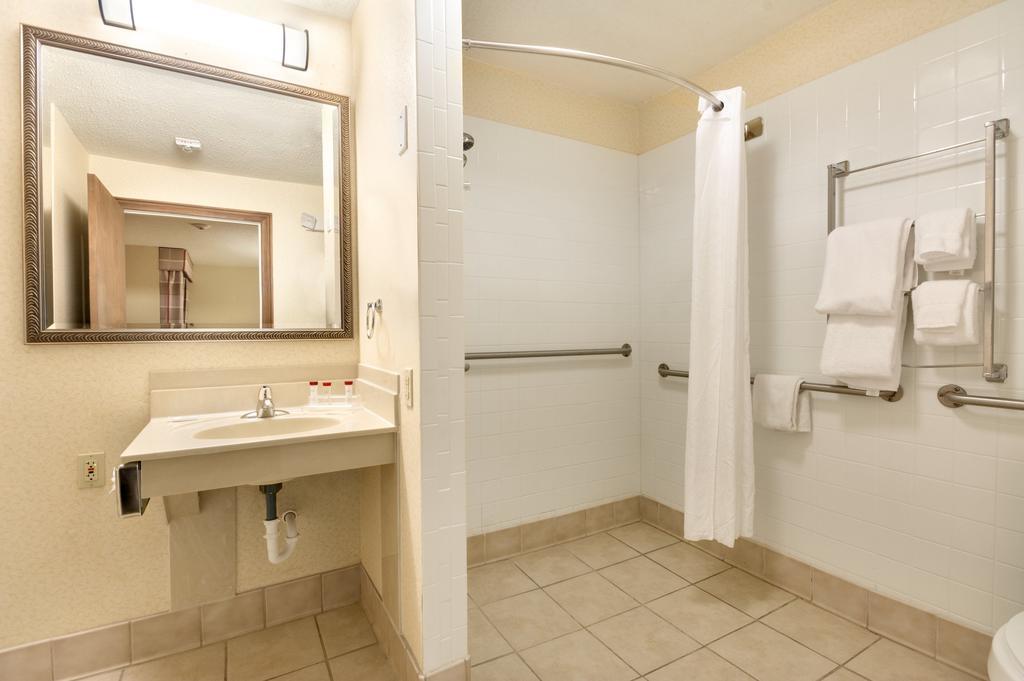 Ramada Huntsville Δωμάτιο φωτογραφία