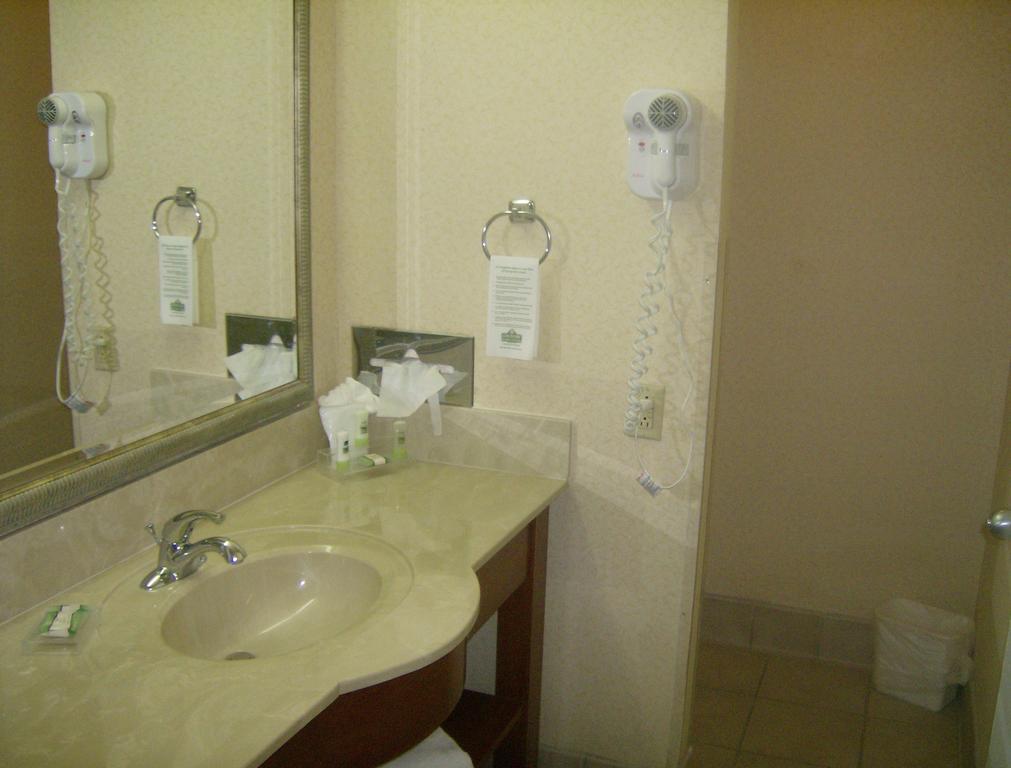 Ramada Huntsville Δωμάτιο φωτογραφία